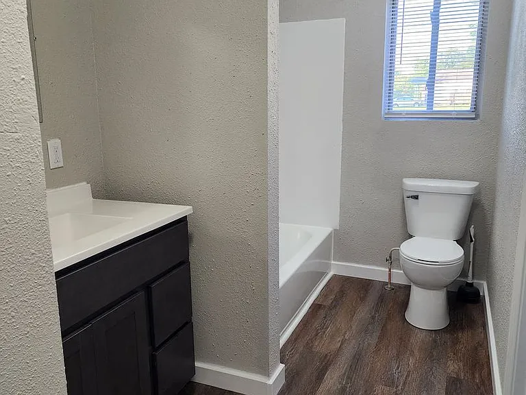 417 Albert St — Photo 8