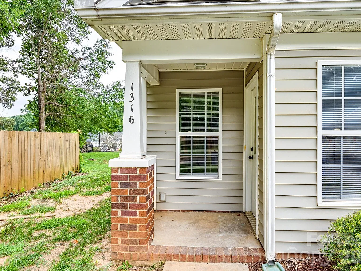3 bed, 2.0 bath, 1150 sqft, $1,700 — Photo 3