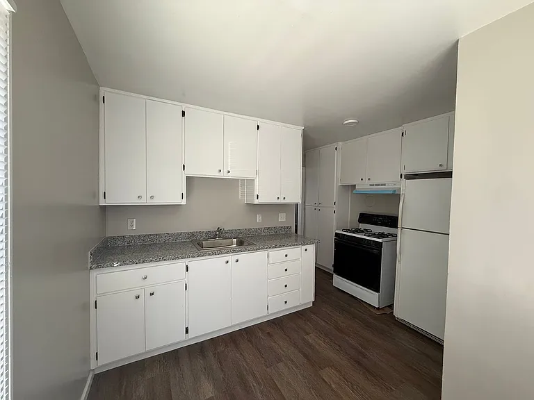 535 W Rose St — Photo 5