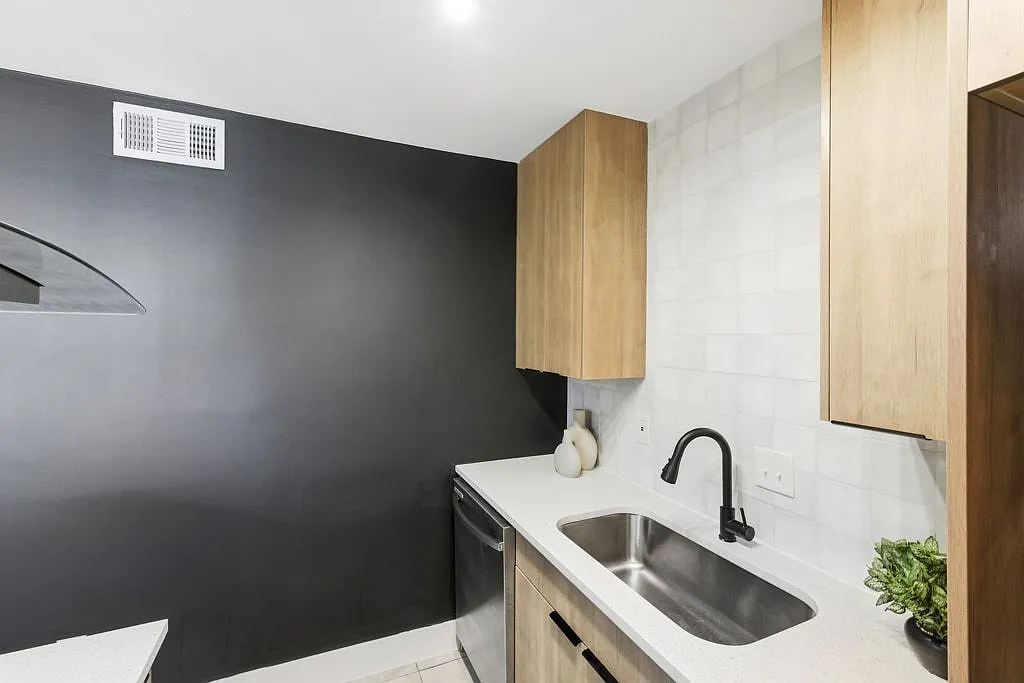 CrestHaus Apartments — Photo 4