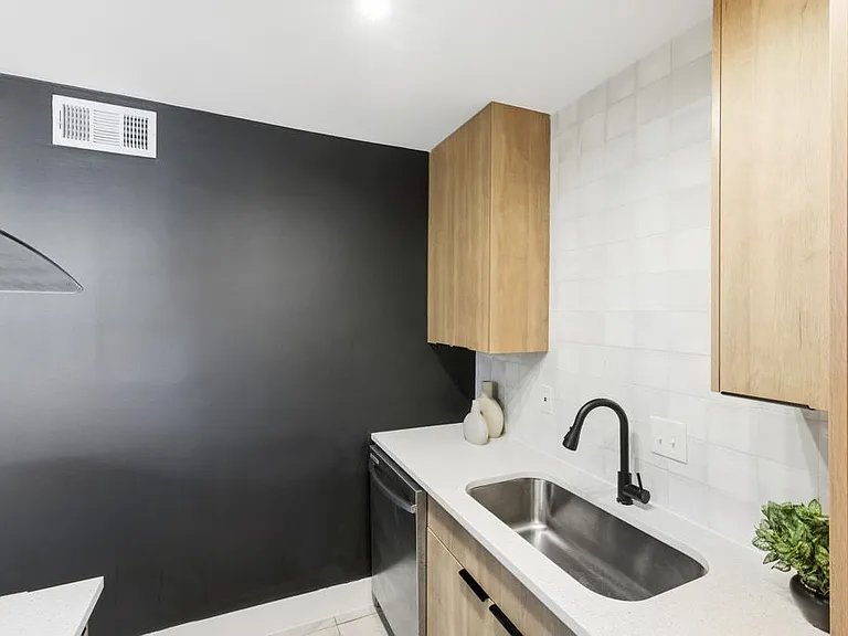 CrestHaus Apartments — Photo 3