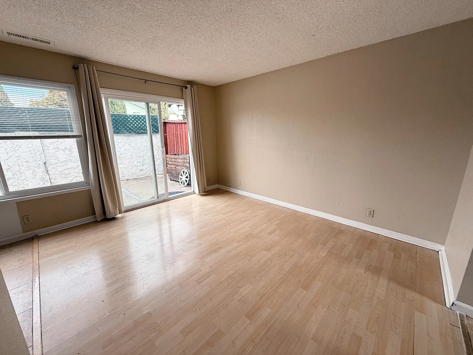 3 bed, 2.5 bath, 1917 sqft, $3,300 — Photo 2