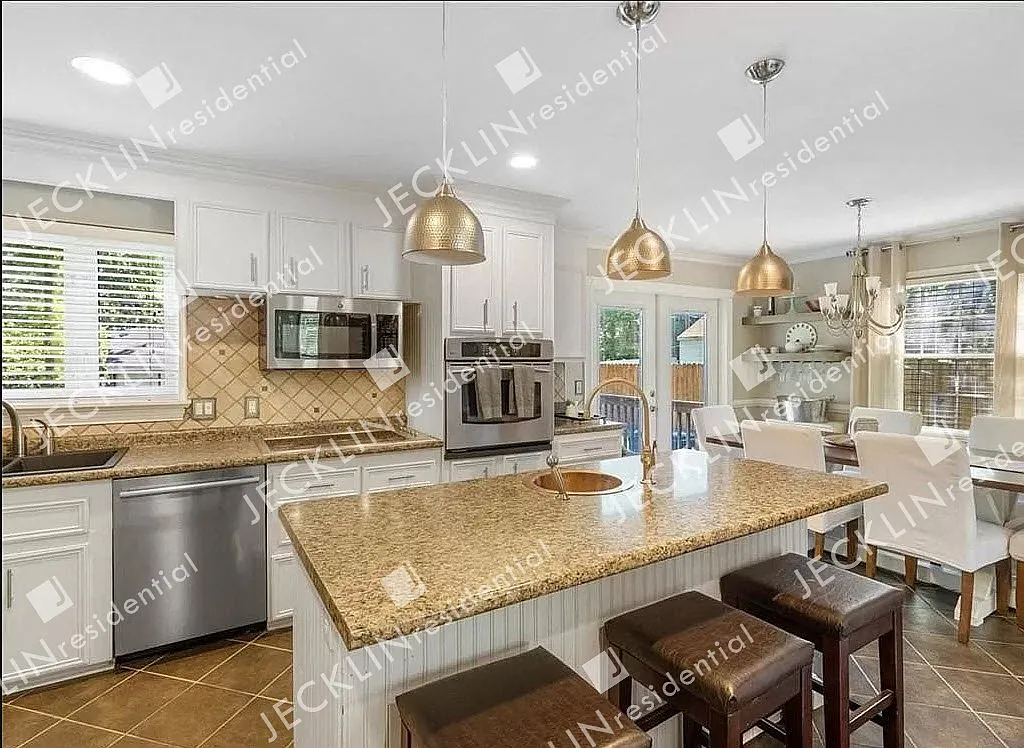 8410 Freestone Ave — Photo 2