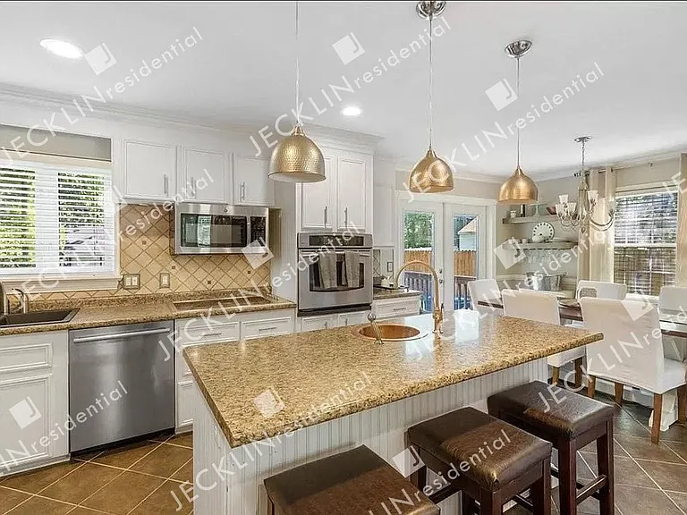 8410 Freestone Ave — Photo 2