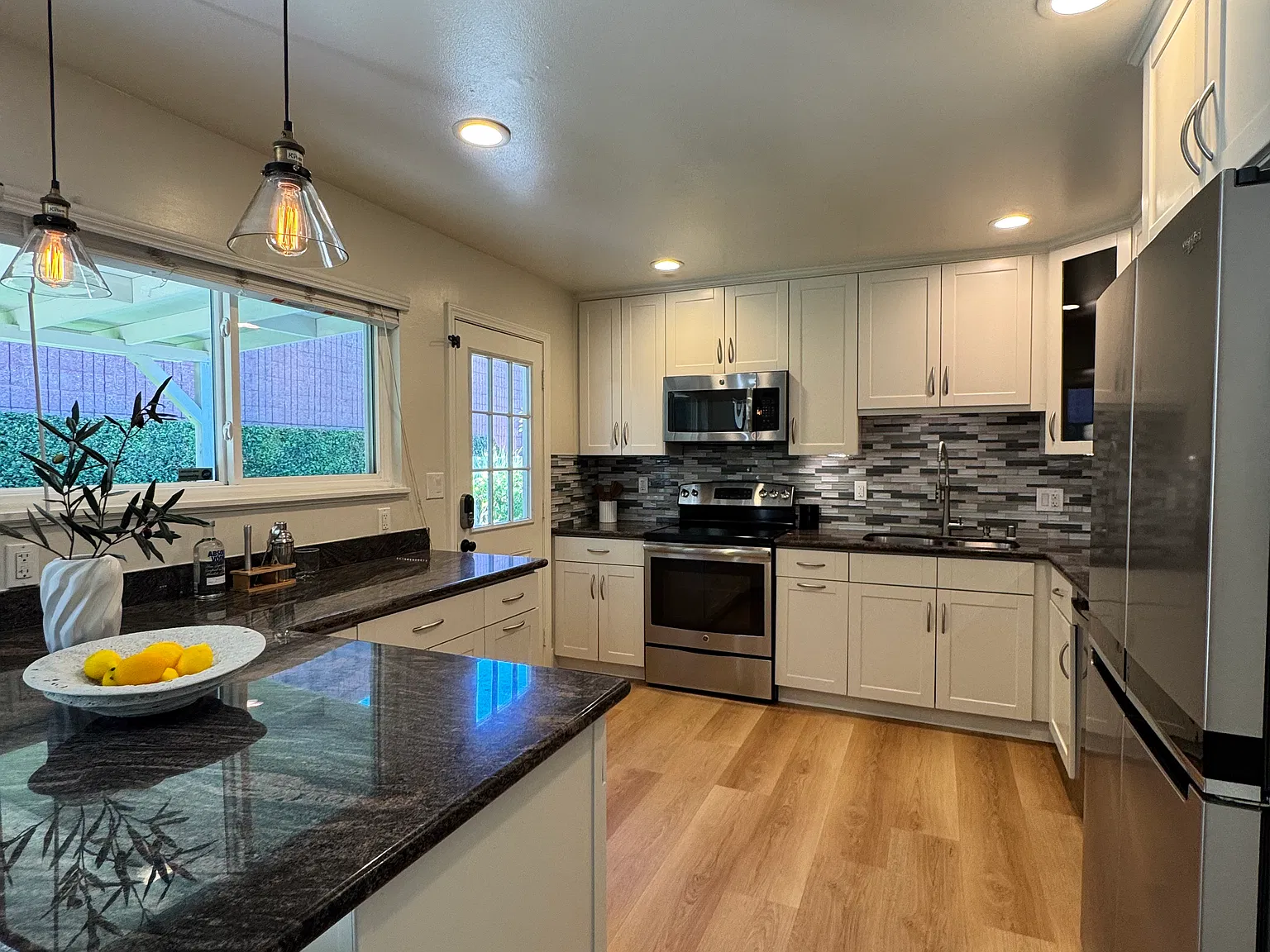 4 bed, 1425 sqft, $6,200 — Photo 3