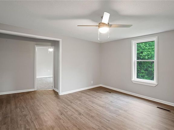 5th image of 411 Evergreen St