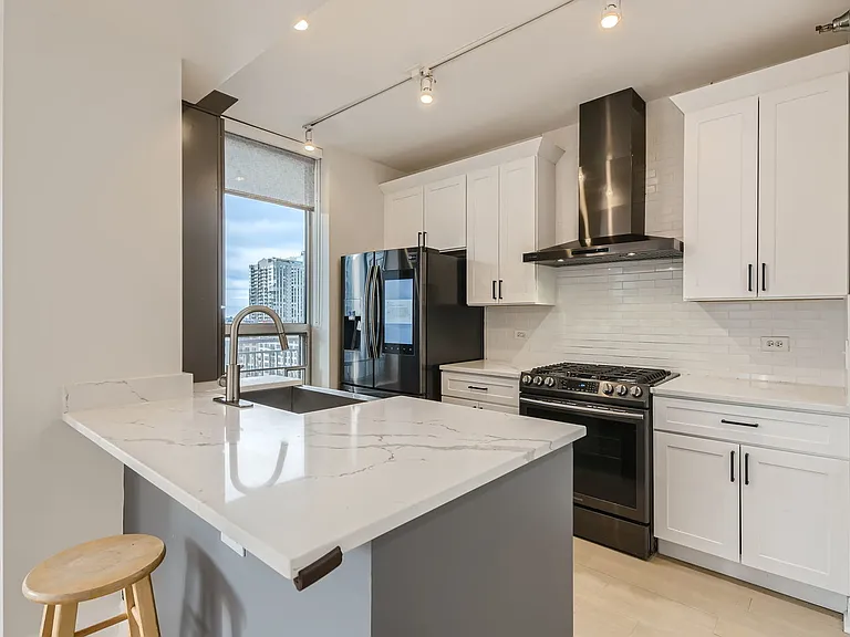 330 W Grand Ave #1202 — Photo 9