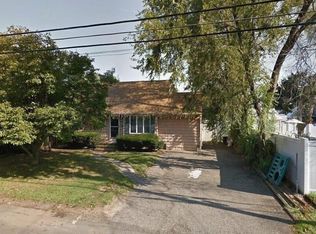 312 28th St, Lindenhurst, NY 11757