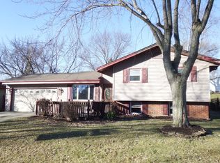7487 S Crane Dr, Oak Creek, WI 53154