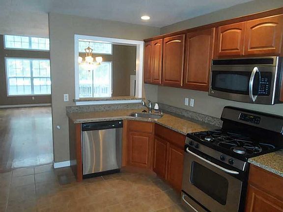 5th image of 42 Silver Pines Blvd
