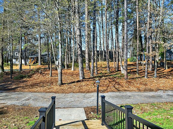 5th image of 810 Woodland Rd