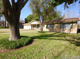 1706 Chestnut St, Floresville, TX 78114