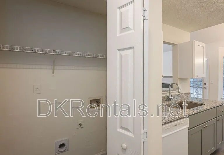 5689 Isleworth Way — Photo 12