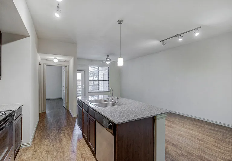 Summercrest Burleson Apartments — Photo 3
