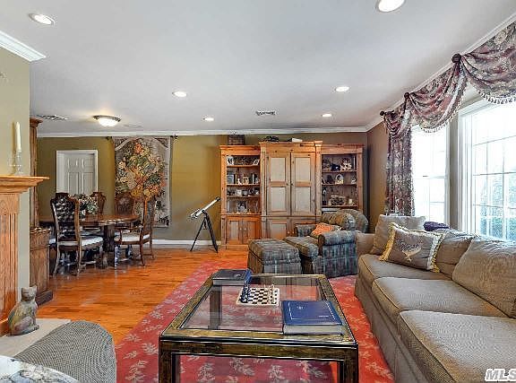 3rd image of 30 Judith Ct