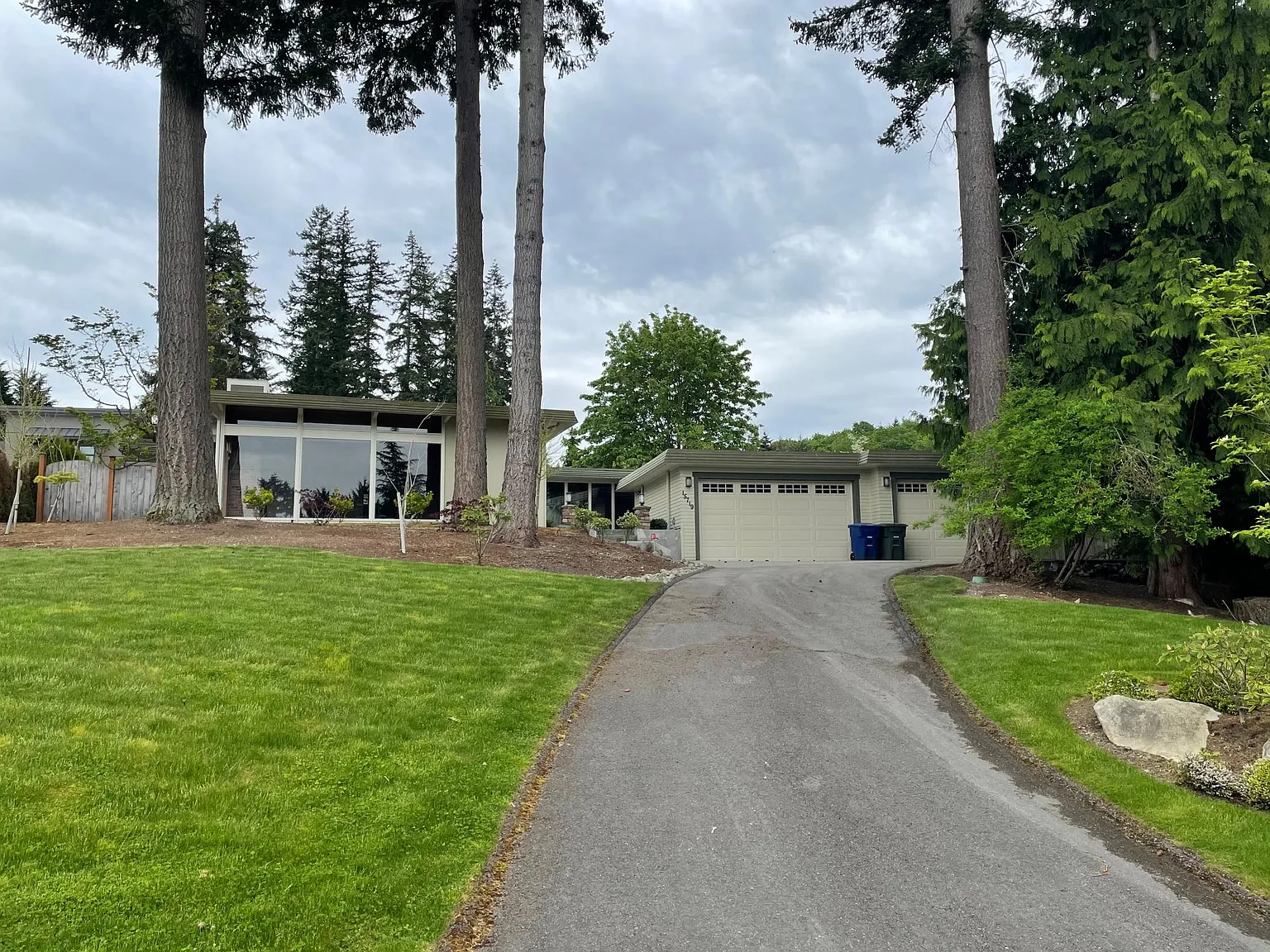 4 bed, 3100 sqft, $5,100 — Photo 1