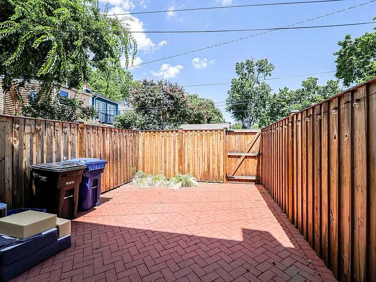 1317 Queen St — Photo 23