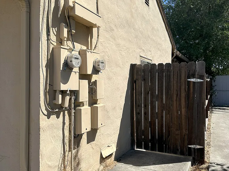 Seperate entrance from the side yard
