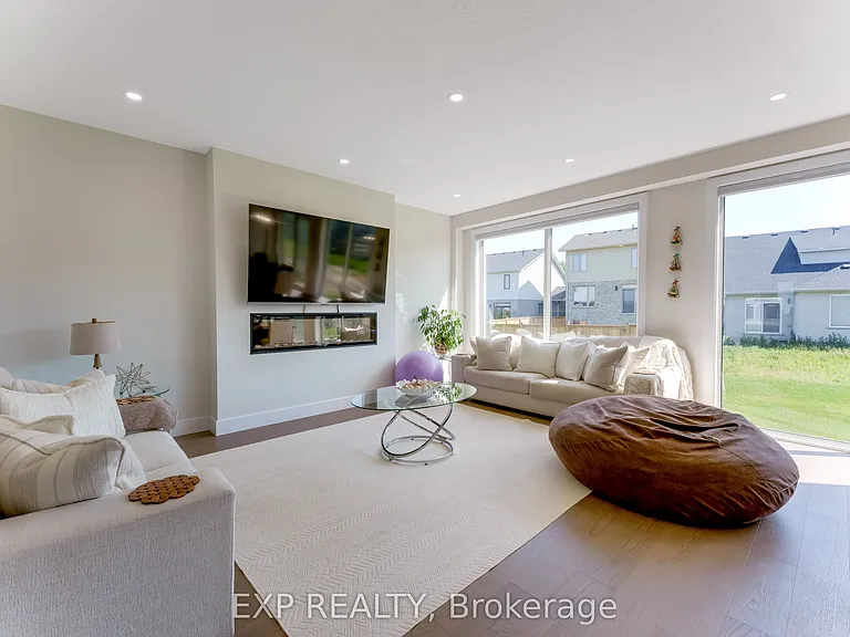 266 Hesselman Cres — Photo 9