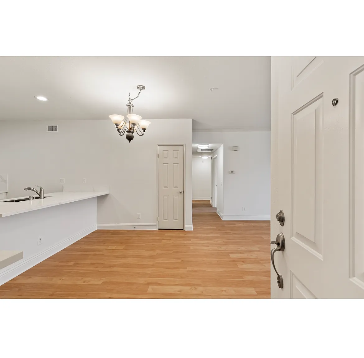 3 bed, 1211 sqft, $4,075 — Photo 1