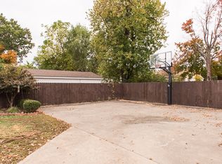 912 Beechwood Rd, Louisville, KY 40207