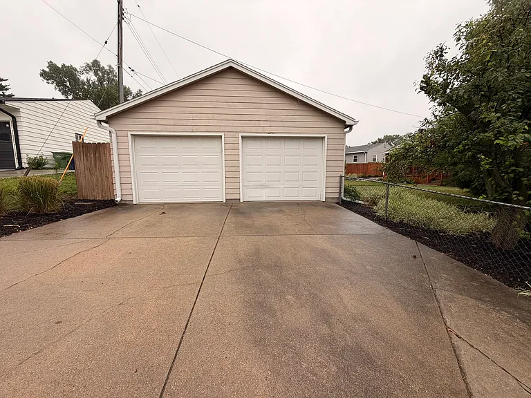 1216 Robin Dr — Photo 2