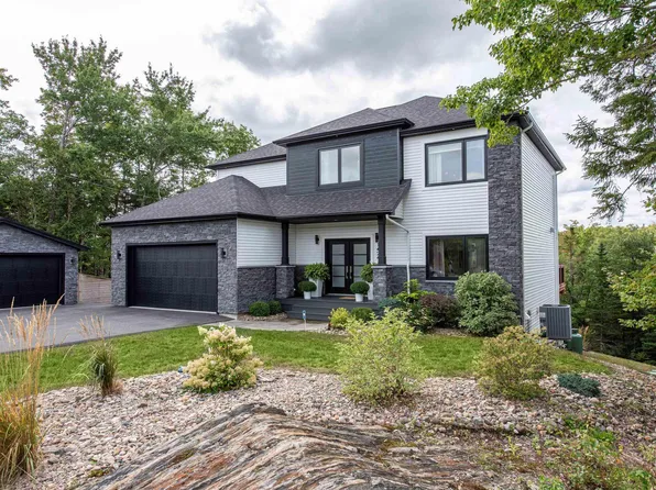 1424 McCabe Lake Dr, Halifax, NS B4E 0P6