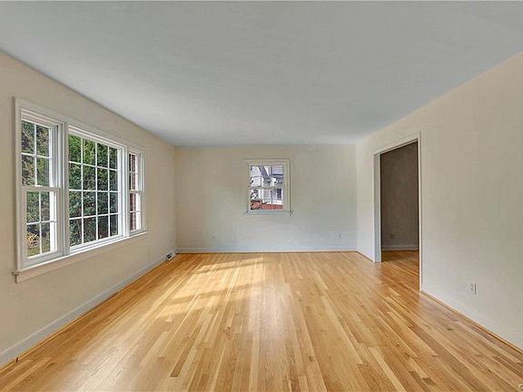 4th image of 1916 Hollingsworth Dr