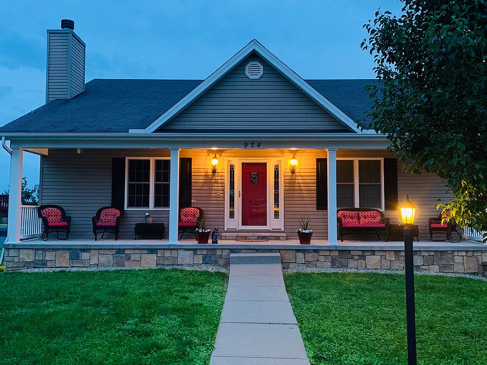 1st image of 924 Holly Ct