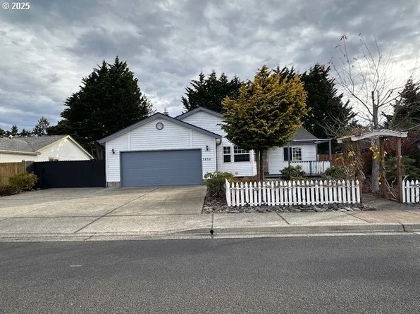 3932 Spruce St, Florence, OR 97439
