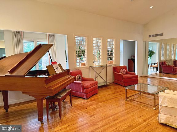 4th image of 909 Barley Dr
