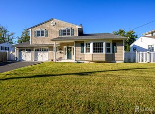 41 Wilson Dr, Fords, NJ 08863