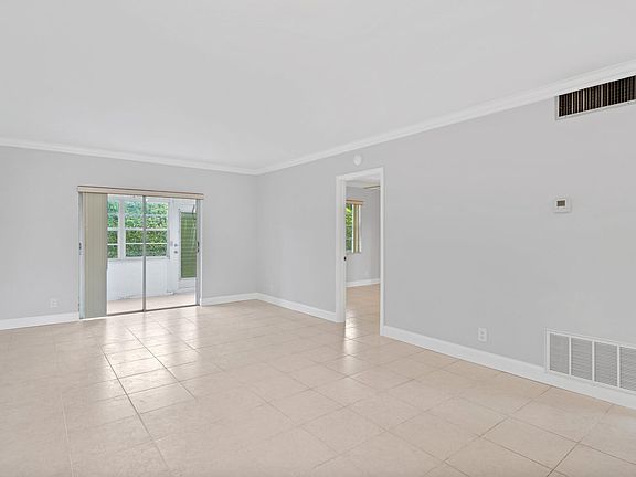 4th image of 1115 Lake Terrace #102