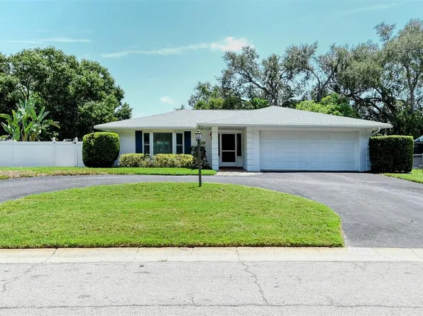 608 Saint Andrews Dr, Sarasota, FL 34243