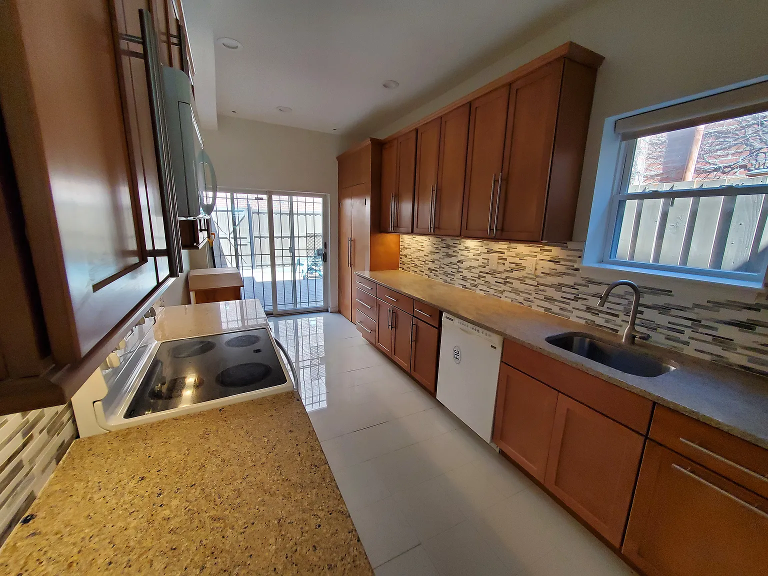 2 bed, 2.5 bath, 1400 sqft, $3,700 — Photo 2