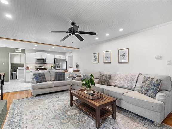 4th image of 2496 Birchtree Dr