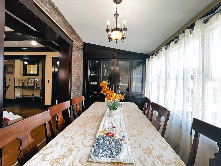 319 E Walnut St — Photo 8