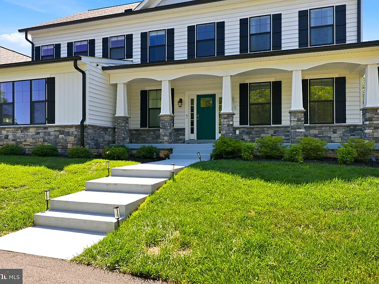 301 Kingdom Dr — Photo 3