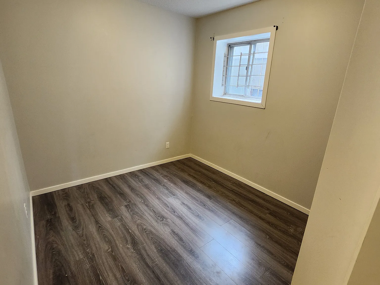 1317 37 Street SE — Photo 4
