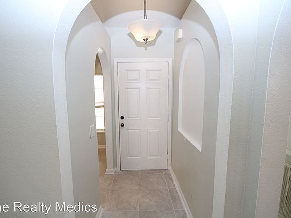 4th image of 701 Bobolink Ct
