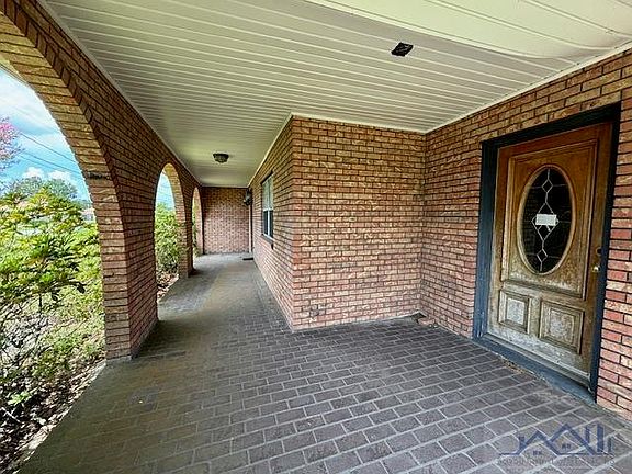 2nd image of 821 Barrilleaux St