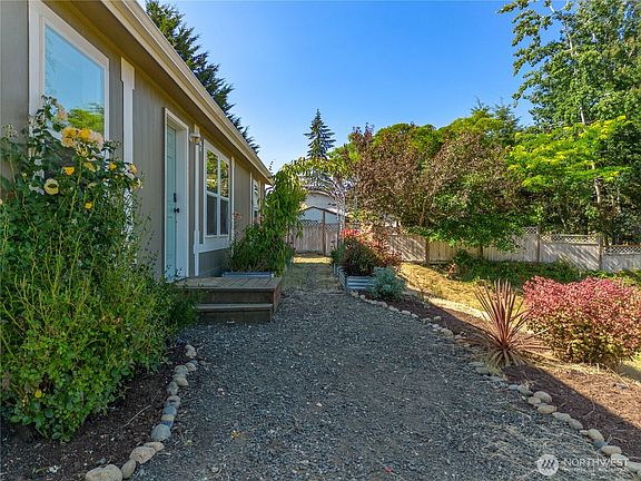 5th image of 121 E Aspen Place