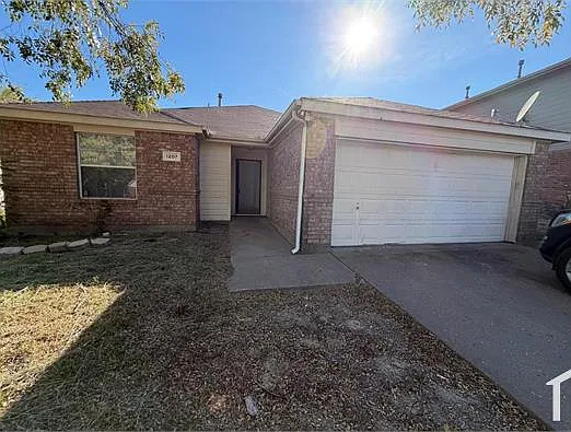 3 bed, 1426 sqft, $2,300 — Photo 1