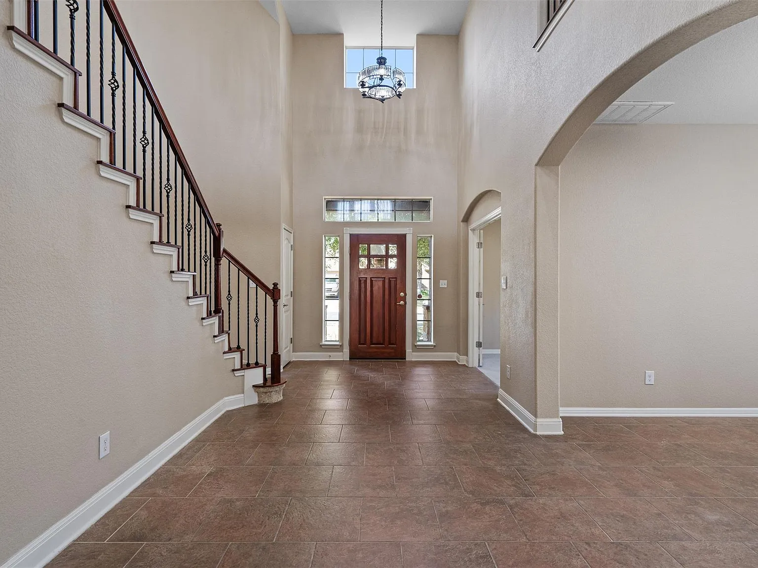 5 bed, 3.5 bath, 3918 sqft, $4,495 — Photo 3