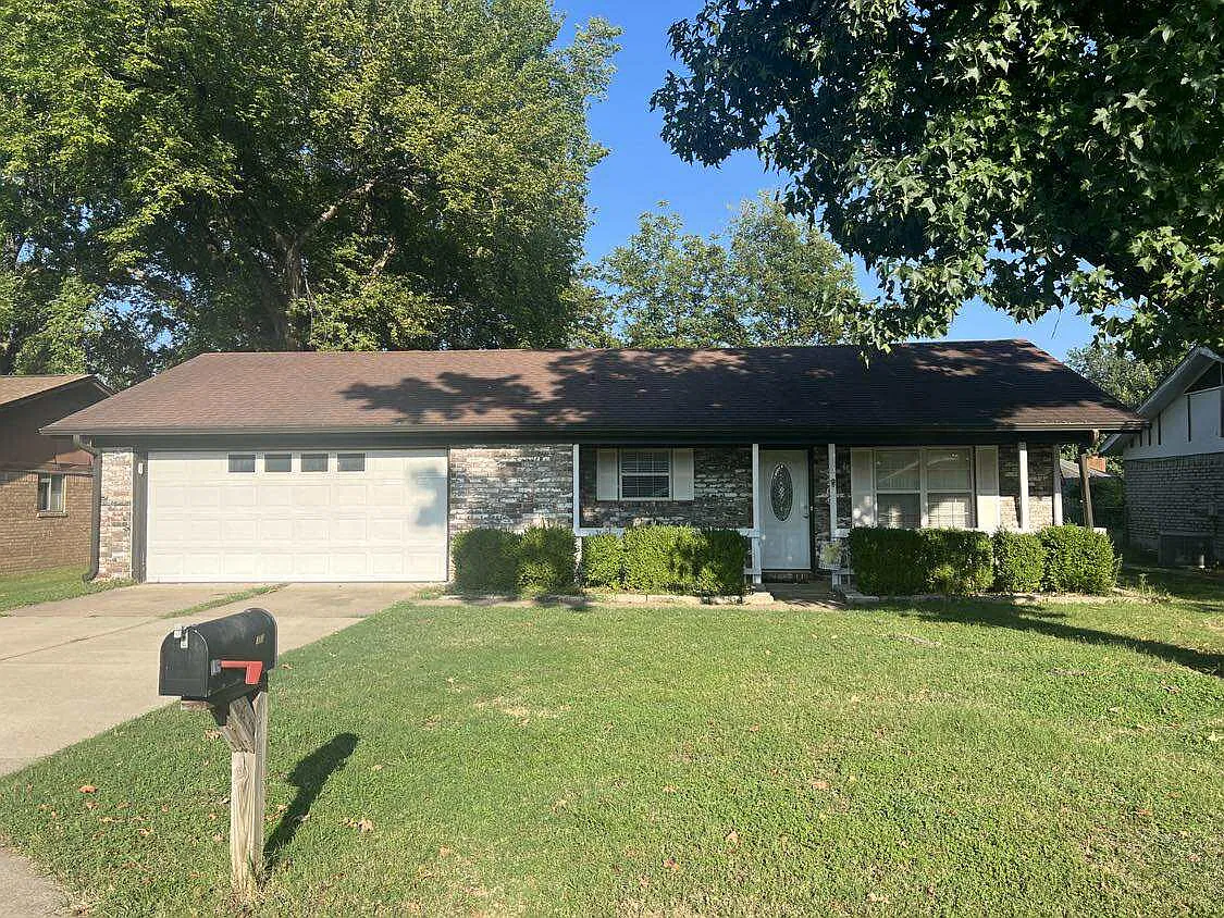 3 bed, 1125 sqft, $1,300 — Photo 2