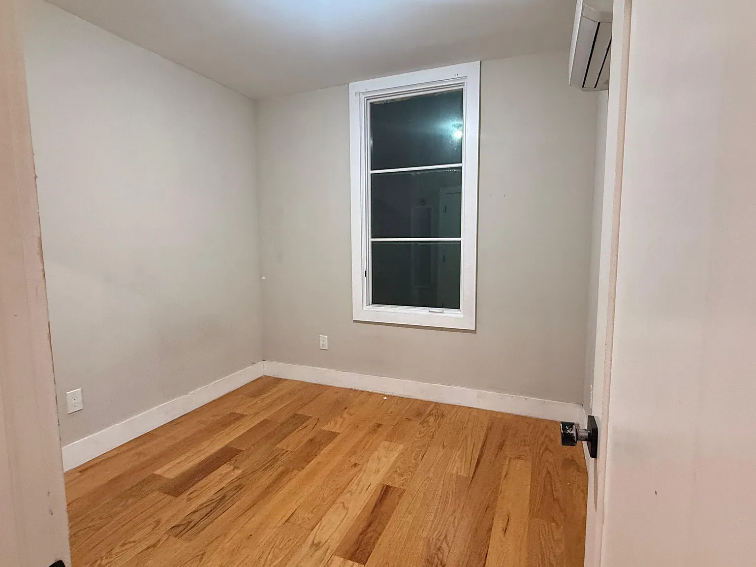 90 Graham St — Photo 2