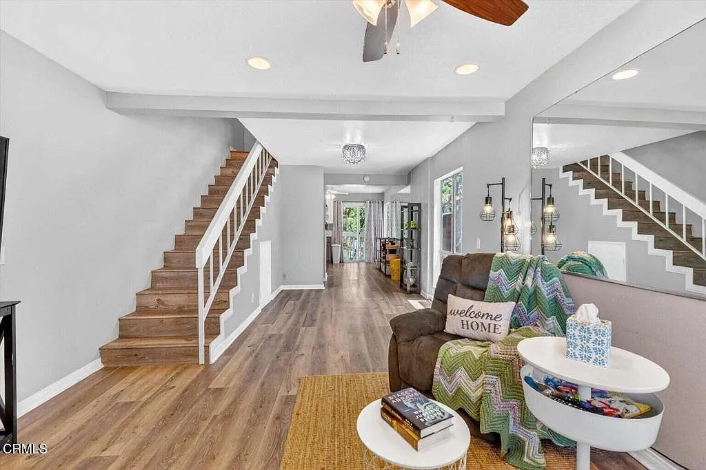 225 S Ventura Rd — Photo 2