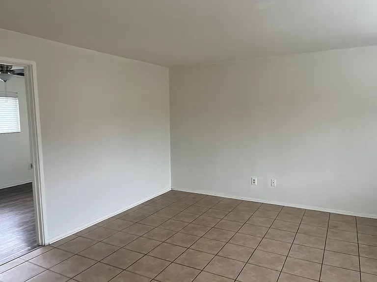 6544 S Pickering Ave #E — Photo 8