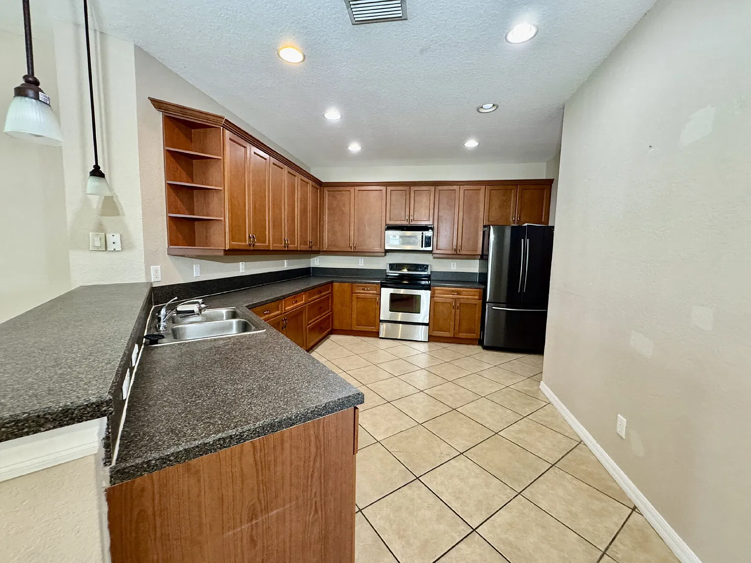 3 bed, 2.0 bath, 1521 sqft, $1,975 — Photo 2