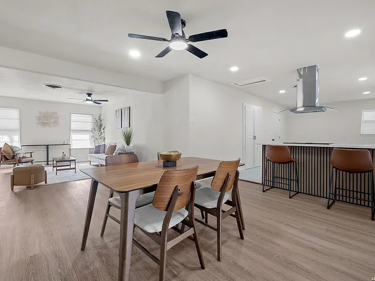 209 Windcrest Dr — Photo 7